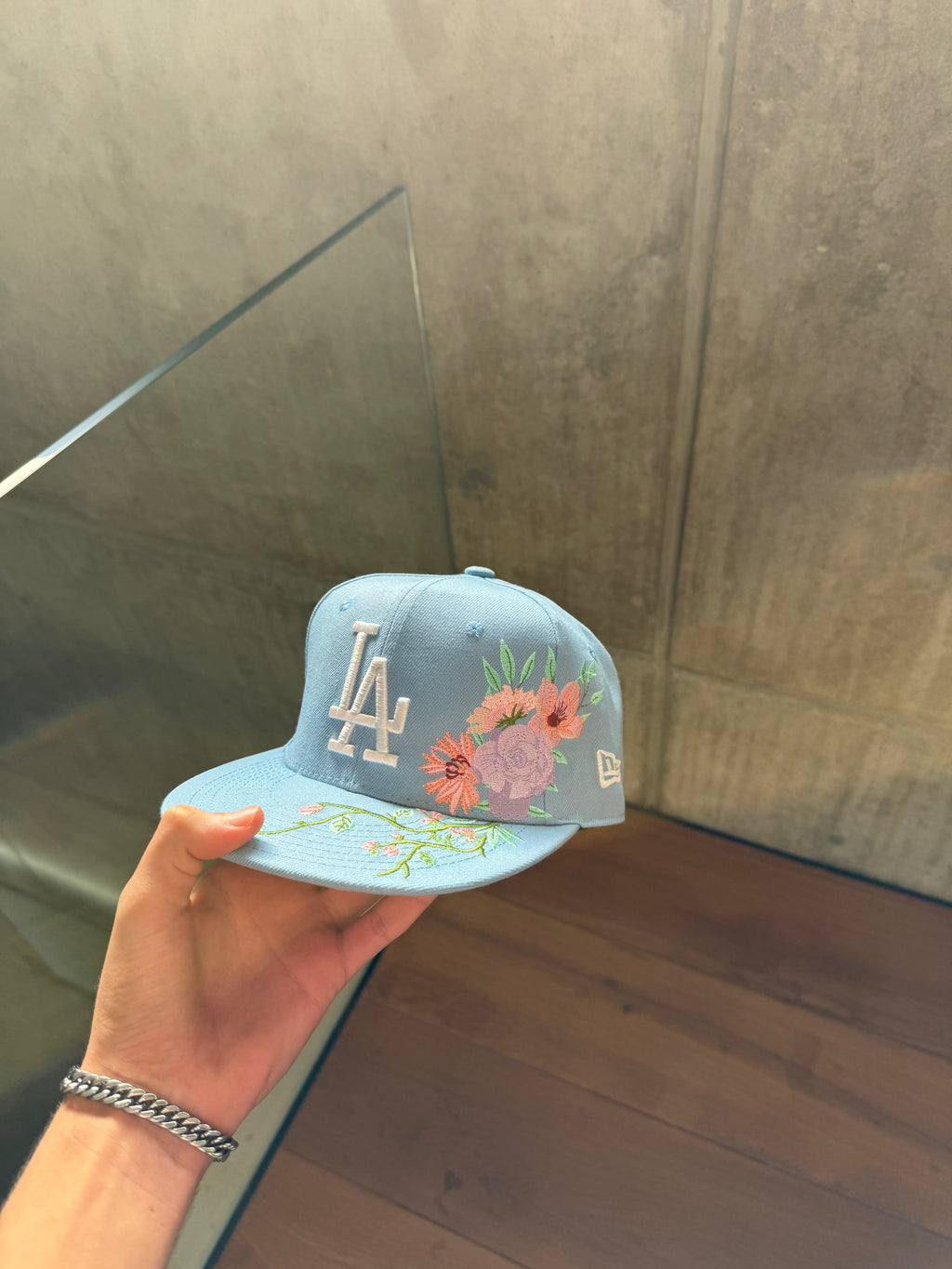 Fitted- פרחים תכלת